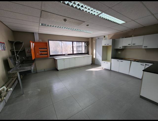 924M² OFFICE TO LET IN PINELANDS